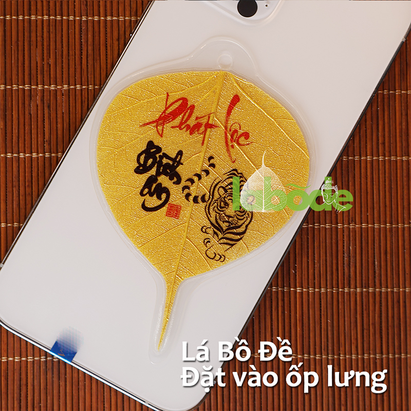 lá bồ đề tuổi Dần đặt vào ốp lưng điện thoại