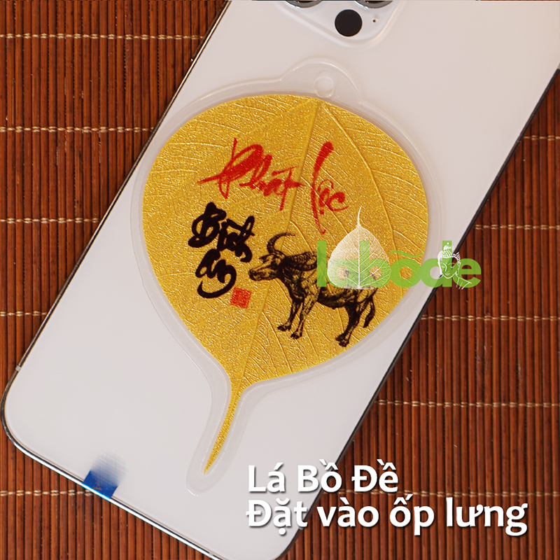 Lá bồ đề tuổi sửu đặt vào ốp lưng điện thoại